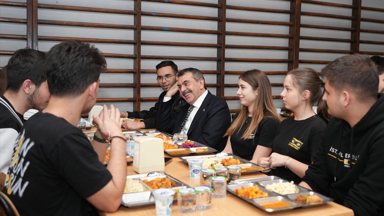Bakan Yusuf Tekin, İstanbul Erkek Lisesi Öğrencileriyle İftar Yemeğinde Buluştu