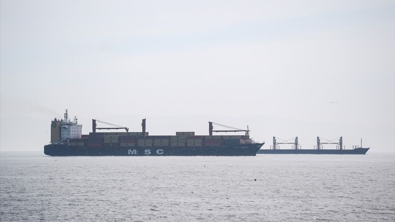 Bakırköy'de Karaya Oturan Konteyner Gemisi İçin Kurtarma Çalışmaları Başlatıldı