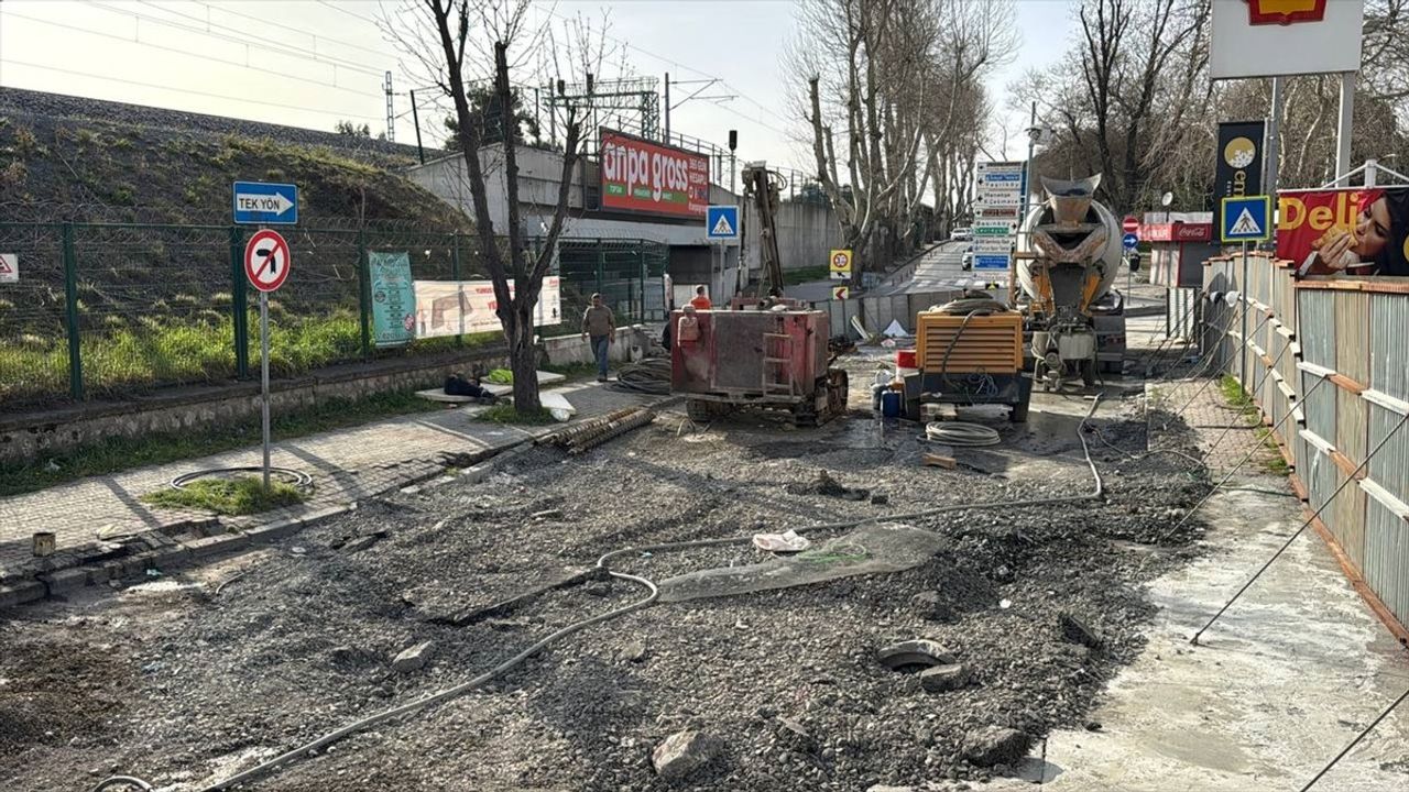Bakırköy'de Yol Çökmesi Nedeniyle Trafik Sorunu Yaşanıyor