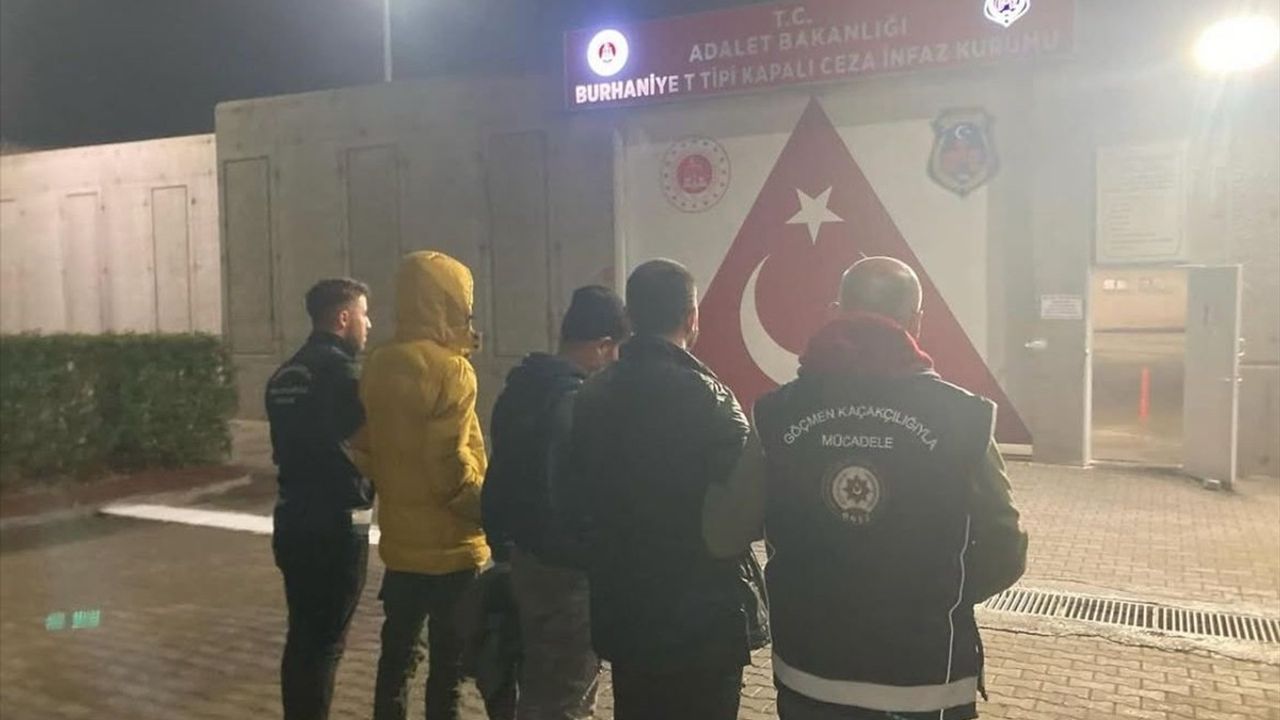 Balıkesir'de Göçmen Kaçakçılığı Şüphelileri Tutuklandı