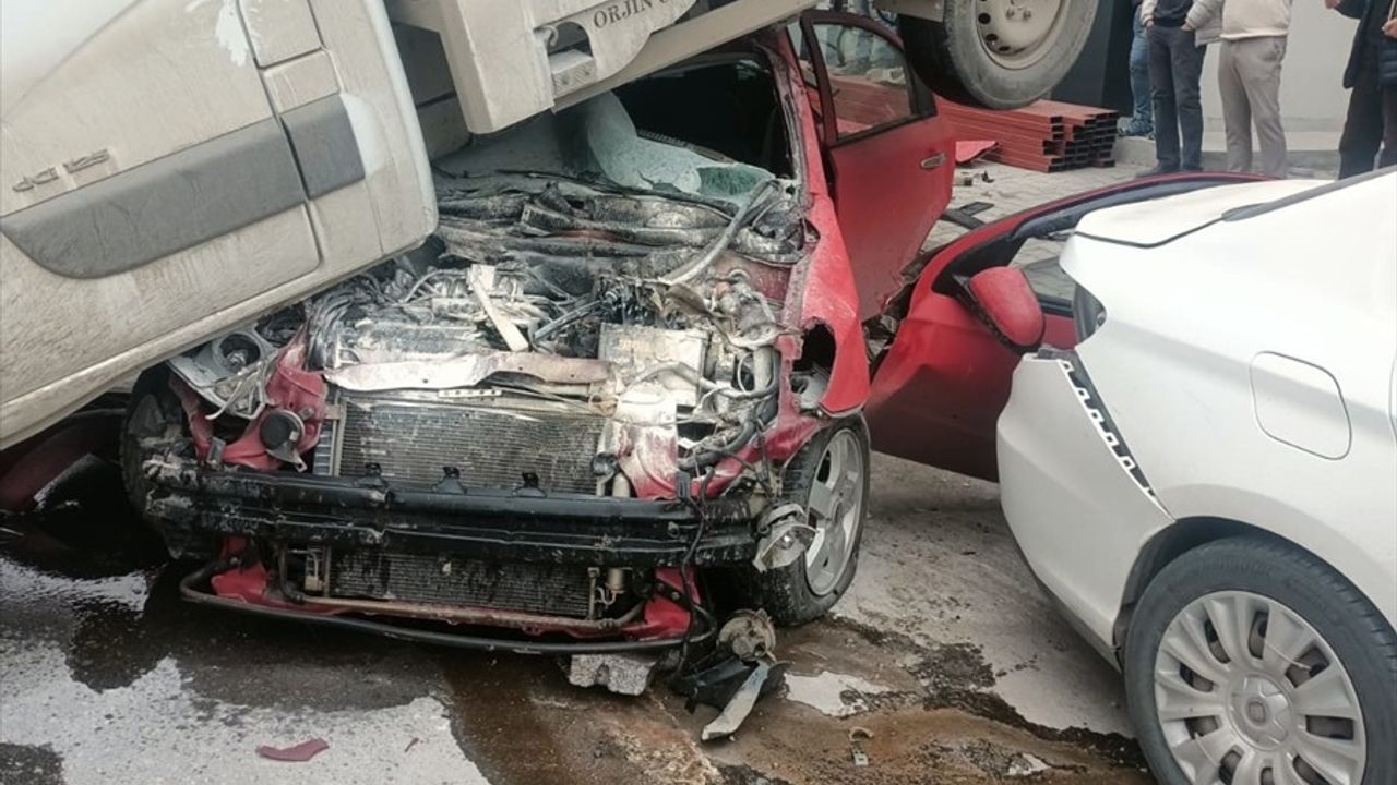 Balıkesir'de park halindeki kamyonete çarpan otomobilde 3 yaralı