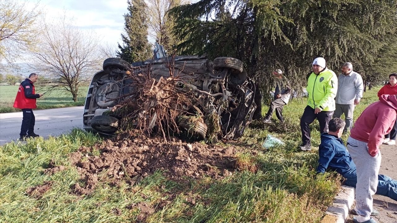 Balıkesir'de Refüje Çarpan Otomobilde Beş Yaralı