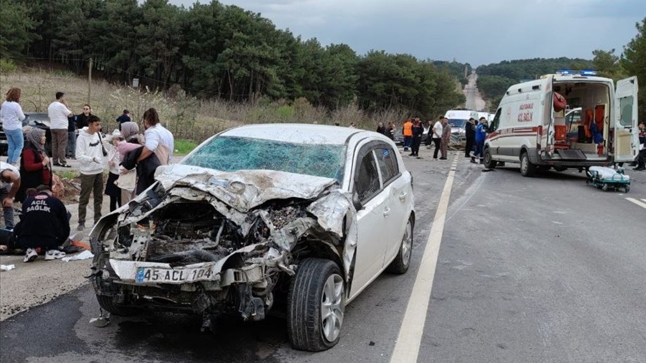 Balıkesir'de Zincirleme Trafik Kazasında 1 Kişi Hayatını Kaybetti, 10 Kişi Yaralandı