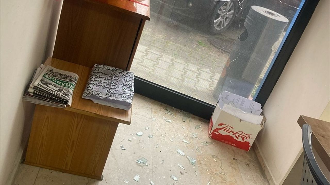 Balıkesir'in Burhaniye İlçesinde AK Parti Binasına Taşlı Saldırı Gerçekleşti