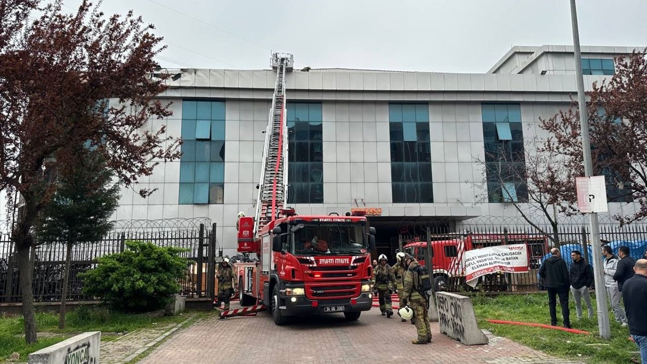 Başakşehir'deki Sanayi Sitesinde Yangın Kontrol Altına Alındı