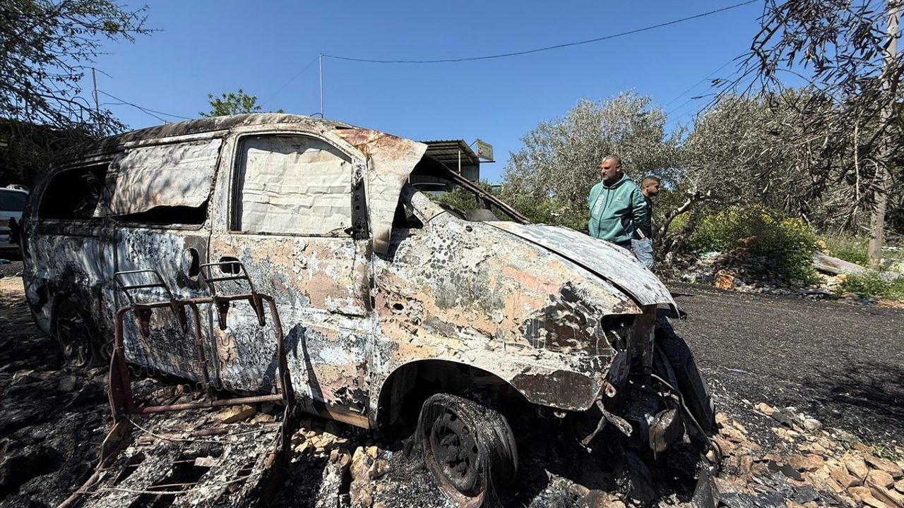 Batı Şeria'da İsrailli Yerleşimcilerin Filistinlilere Ait Araçlara Saldırısı