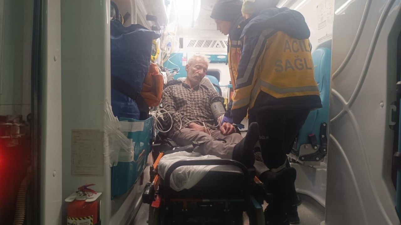 Batman'da Heyelan Nedeniyle Kapanan Yolda Hasta Hastaneye Ulaştırıldı