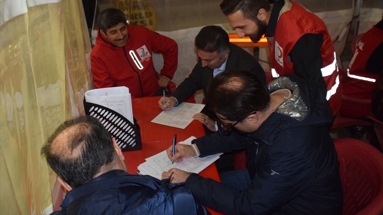 Batman Üniversitesi Rektörü İdris Demir, Kan Bağışında Bulundu