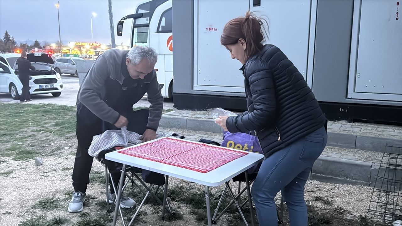 Bayram Tatili İçin Yola Çıkanlar İftarlarını Yol Üzerinde Yaptı