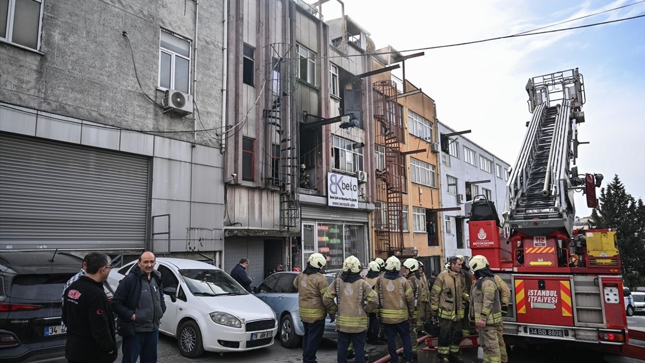 Bayrampaşa'daki Çorap İmalathanesinde Yangın: İki İşçi Kurtarıldı
