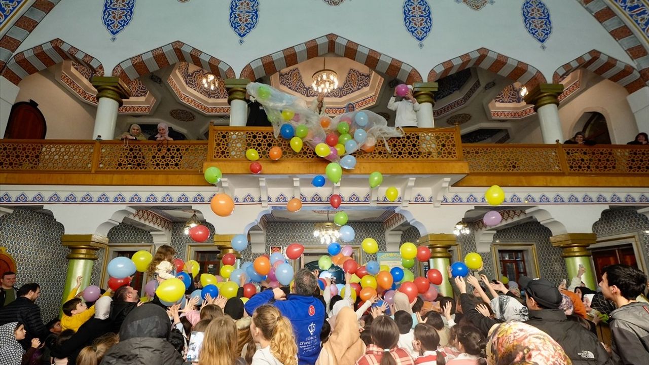 Bayrampaşa Yeşil Çimen Camisi'nde Çocuk Şenliği Düzenlendi