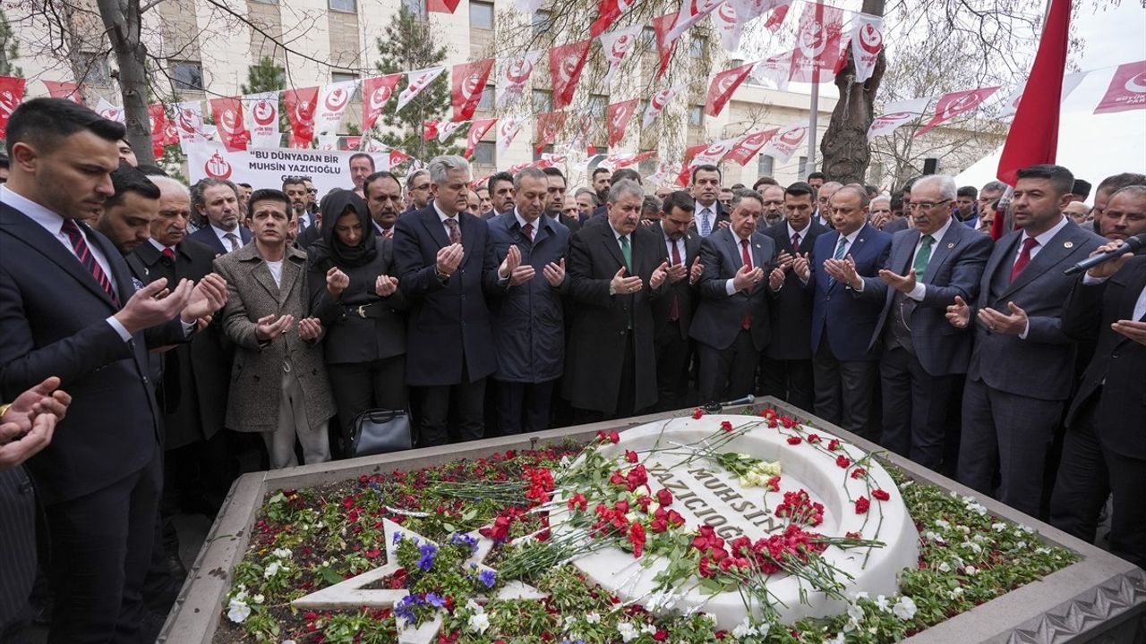 BBP Genel Başkanı Destici, Muhsin Yazıcıoğlu'nun Kabrini Ziyaret Etti