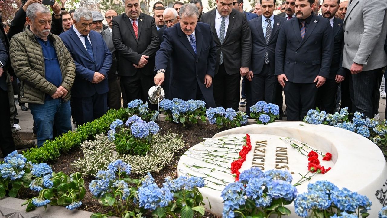 BBP Genel Başkanı Destici, Muhsin Yazıcıoğlu'nun Kabrini Ziyaret Etti