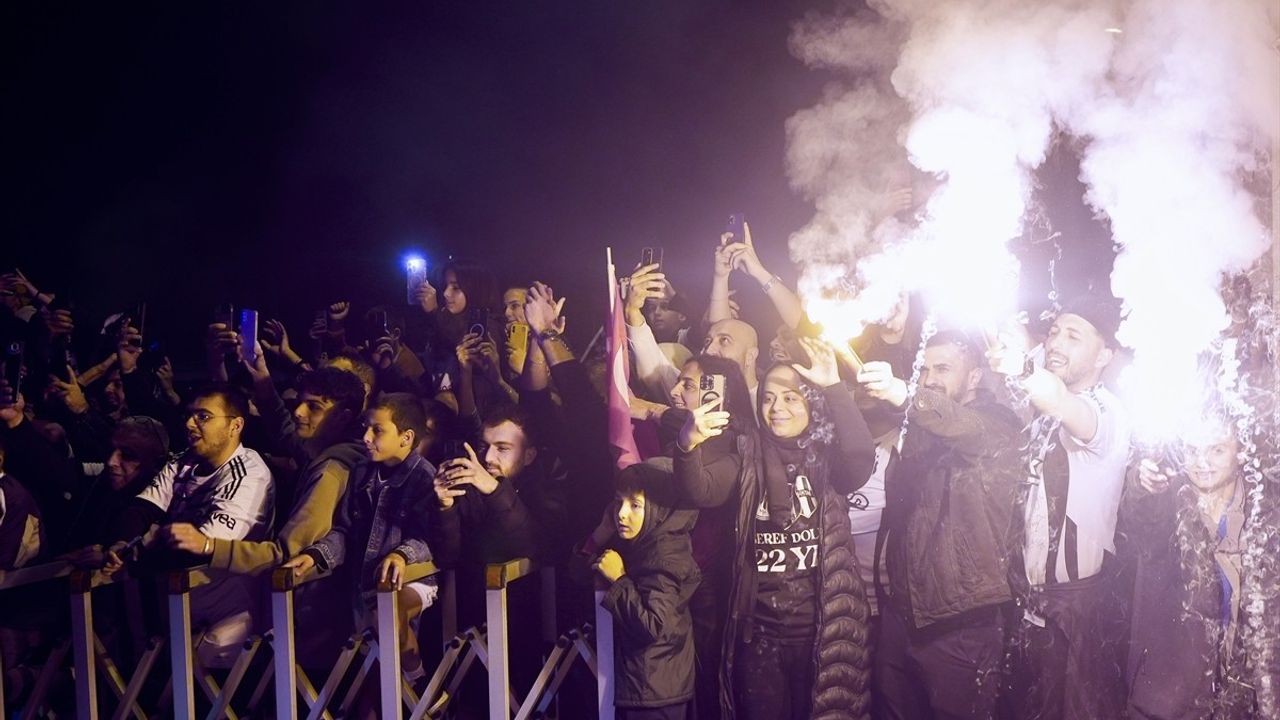 Beşiktaşlı Taraftarlar Takımlarını Coşkuyla Karşıladı