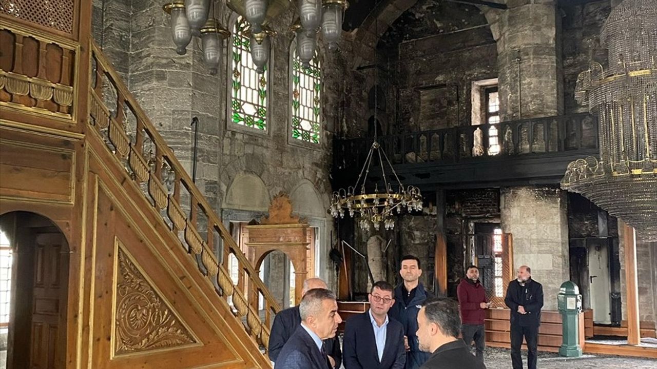 Beyoğlu'nda Tarihi Molla Çelebi Camii'nde Yangın Çıktı