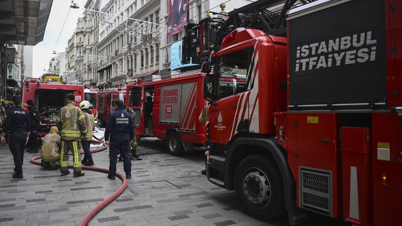 Beyoğlu'ndaki Tarihi Suriye Pasajı'nda Yangın Kontrol Altına Alındı