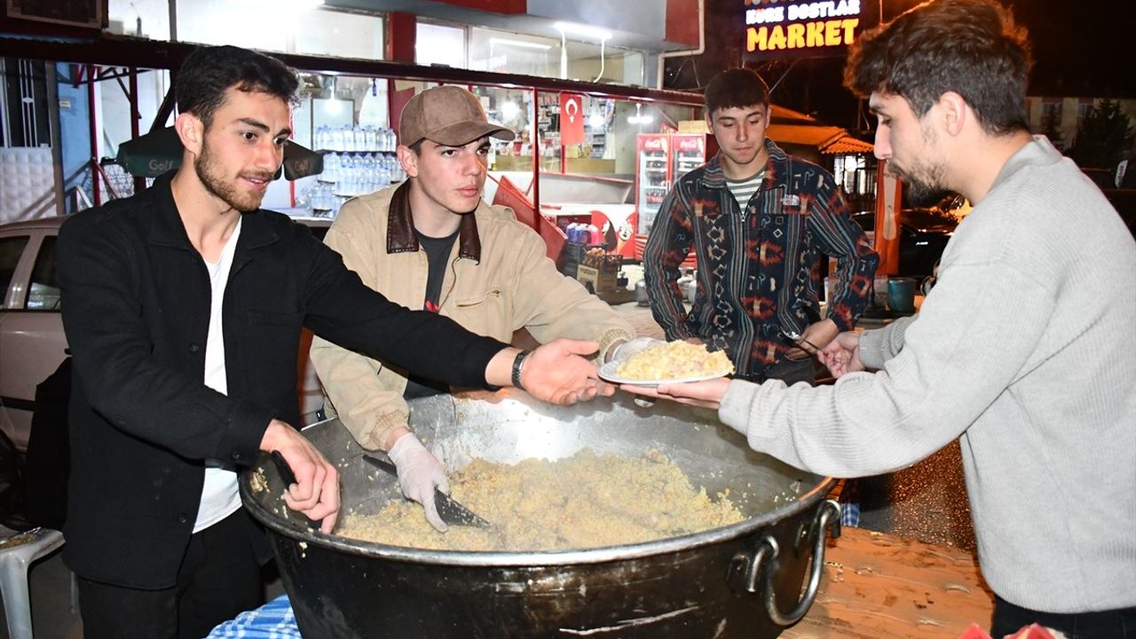 Bilecik'te Asırlık Kadir Pilavı Geleneği Sürdürülüyor