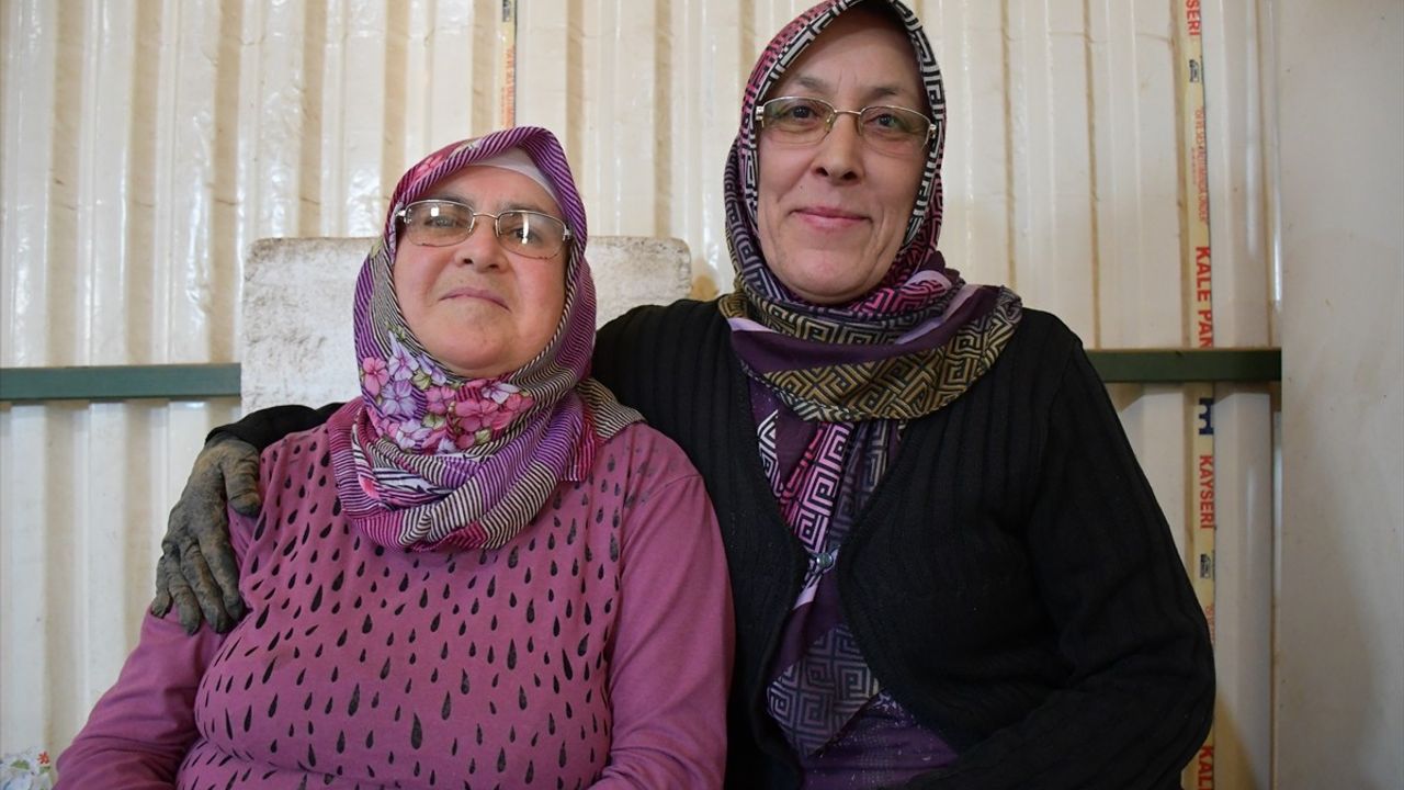 Bilecik'te Kadınların Emeğiyle Demetlenen Yeşil Soğanlar Satışa Sunuluyor