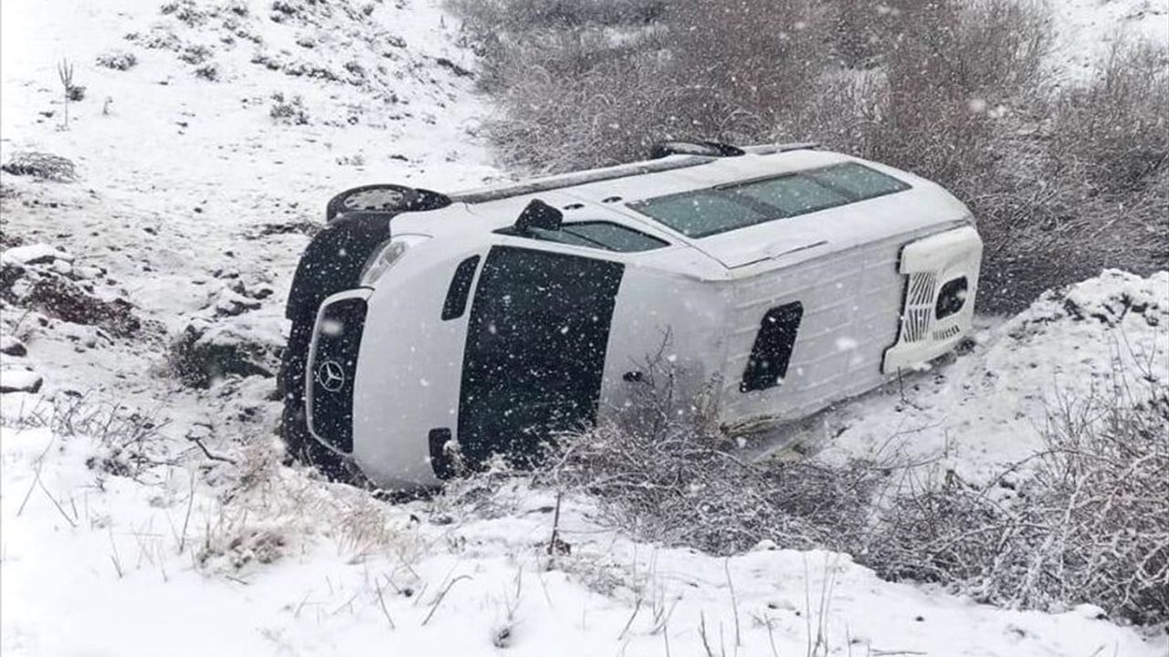 Bingöl'de Minibüs Kazası: 9 Yaralı