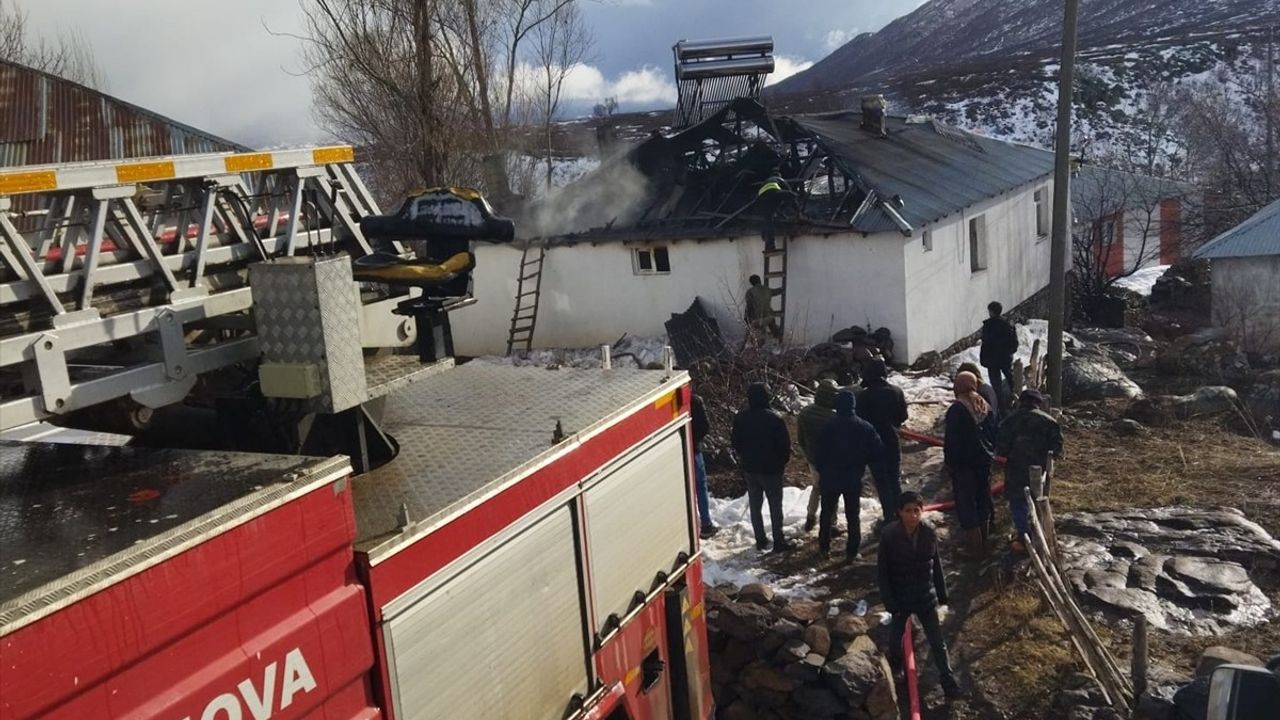 Bingöl'de Tek Katlı Evde Çıkan Yangında 1 Kişi Yaralandı