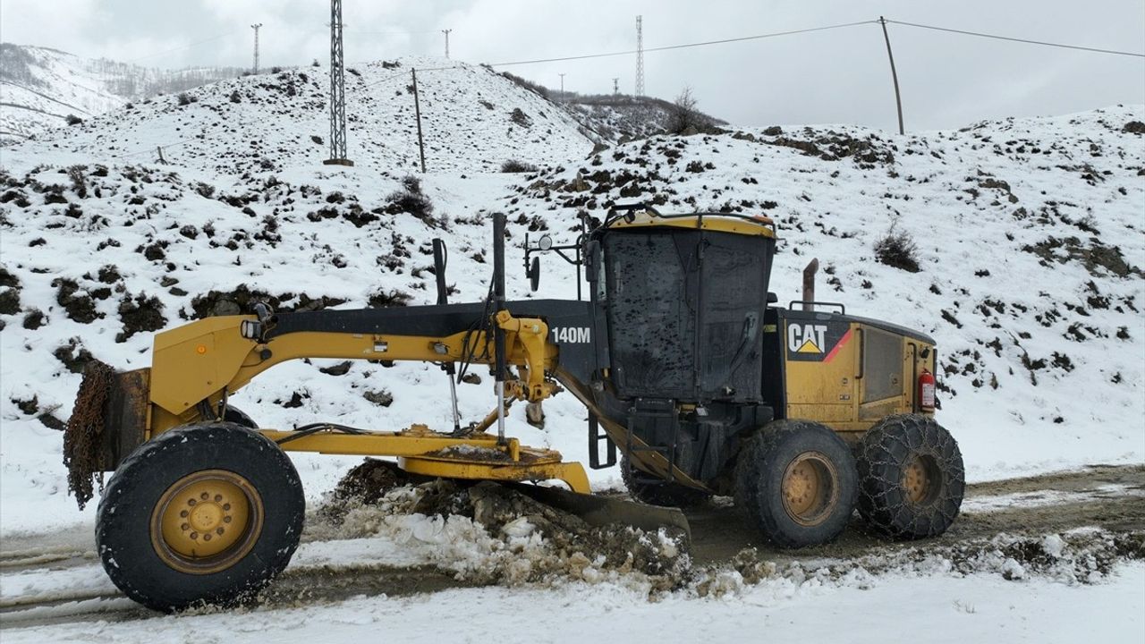 Bitlis'te Karla Mücadele: 80 Köy Yolunun Açılması İçin Ekipler Çalışıyor