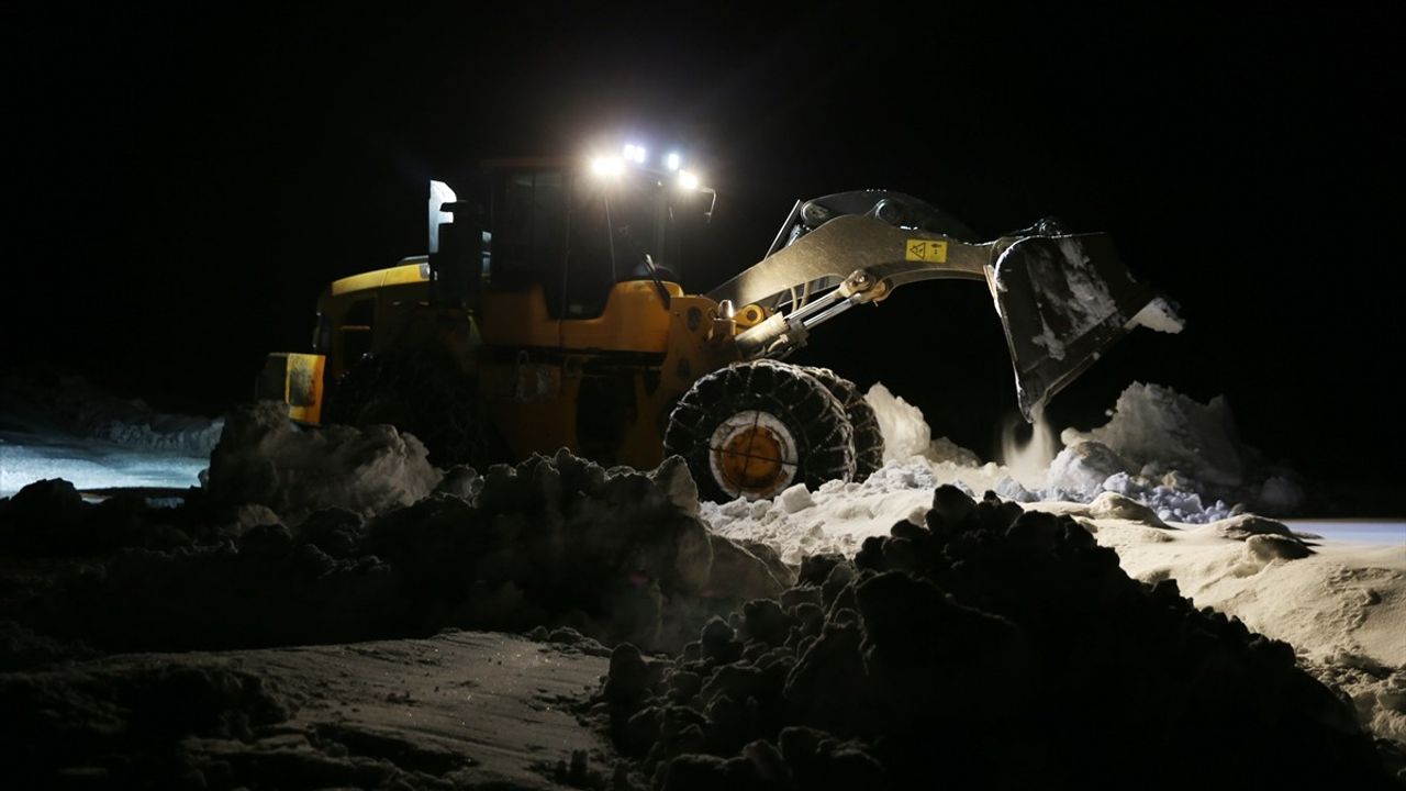 Bitlis'te Karla Mücadele: Ekipler Yol Açma Çalışmalarına Devam Ediyor