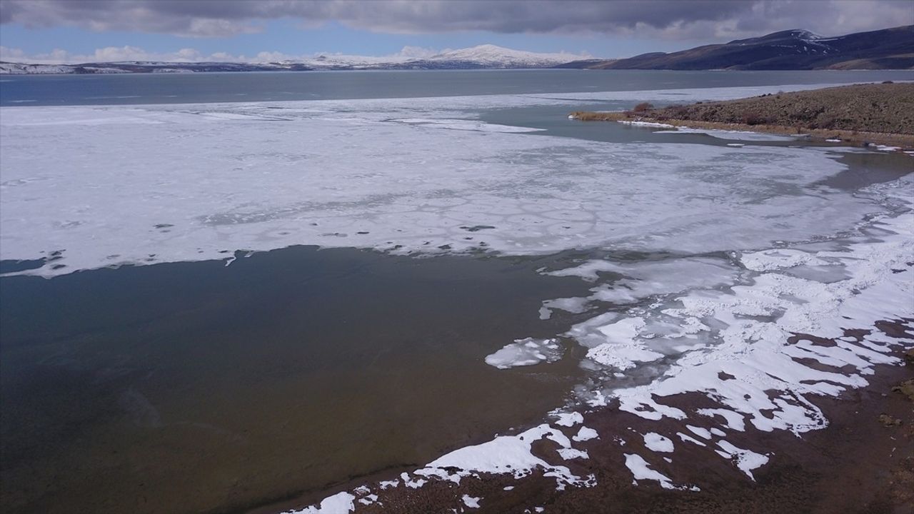 Bitlis'teki Nazik Gölü'nde Buzlar Kısmen Eridi