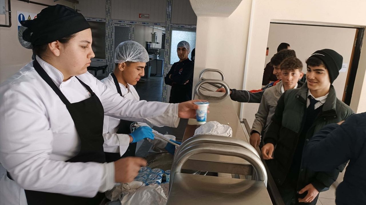 Bitlisli Öğrenciler, Taşımalı Eğitim Alan Öğrenciler İçin Yemek Hazırlıyor