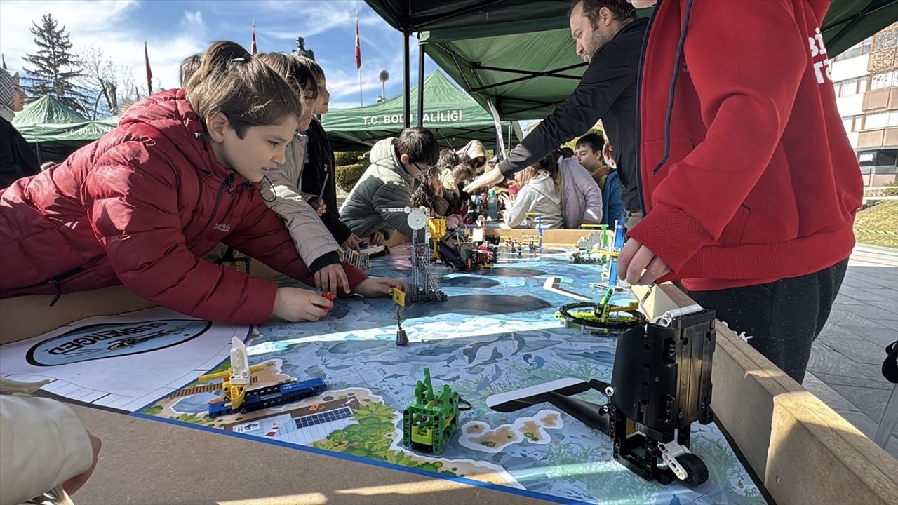 Bolu’da Bilim Şenliğinde Kurgusal Karakterler 'Erik Dalı' Oynadı