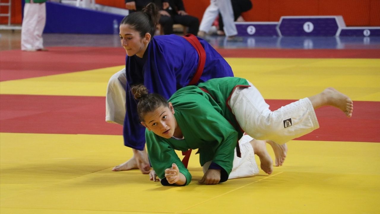 Burdur'da Gençler Türkiye Kuraş Şampiyonası Açıldı