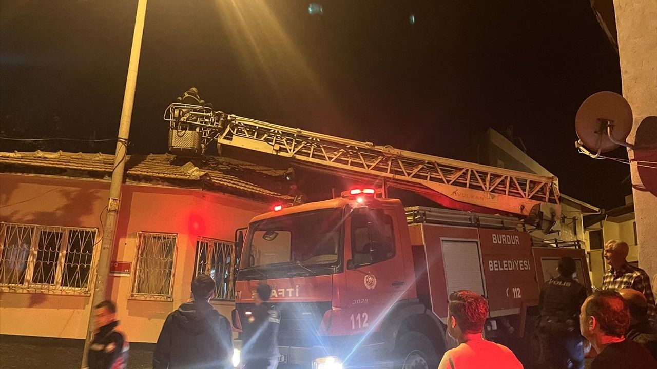 Burdur'da Müstakil Evde Yangın Çıktı, İtfaiye Kontrol Altına Aldı