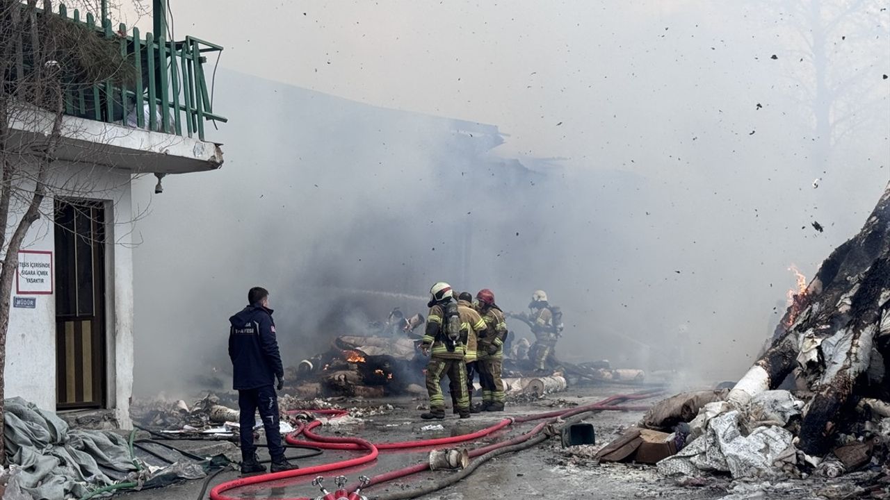 Bursa'da Geri Dönüşüm Tesisinde Yangın Kontrol Altına Alındı