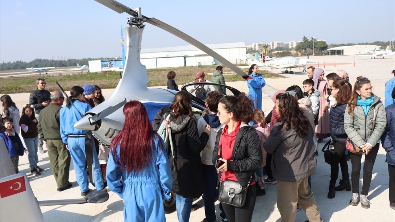 Bursa'da Kadınlar ve Çocuklar, Pembe Kağıt Uçaklarla Gökyüzüne Kanat Açtı