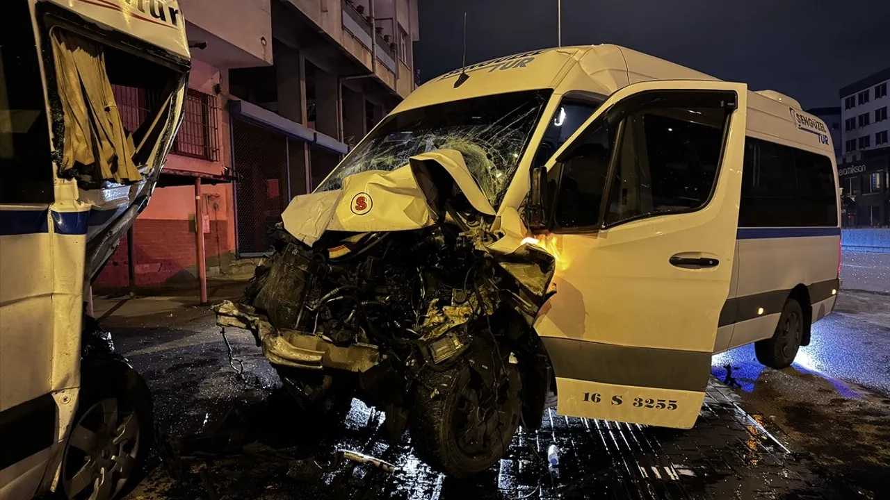 Bursa'da Minibüs ve Kamyonet Çarpıştı: 3 Yaralı