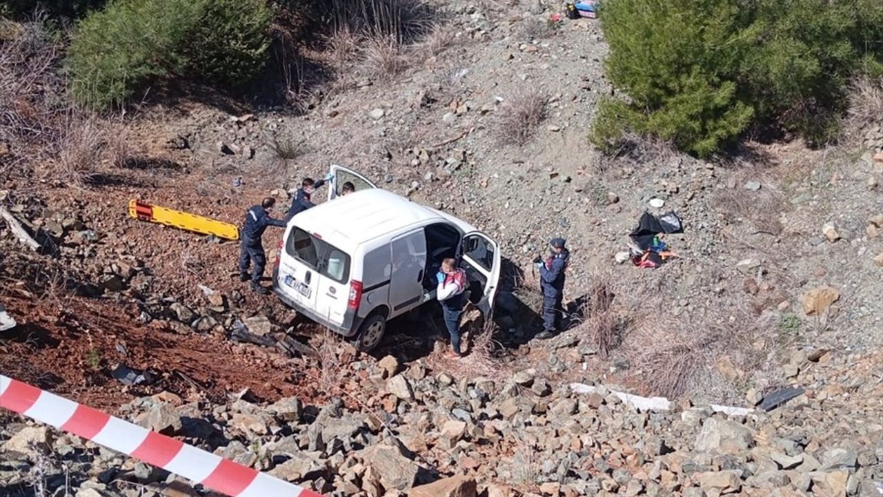 Bursa'da Uçuruma Yuvarlanan Hafif Ticari Araçta Bir Kişi Hayatını Kaybetti