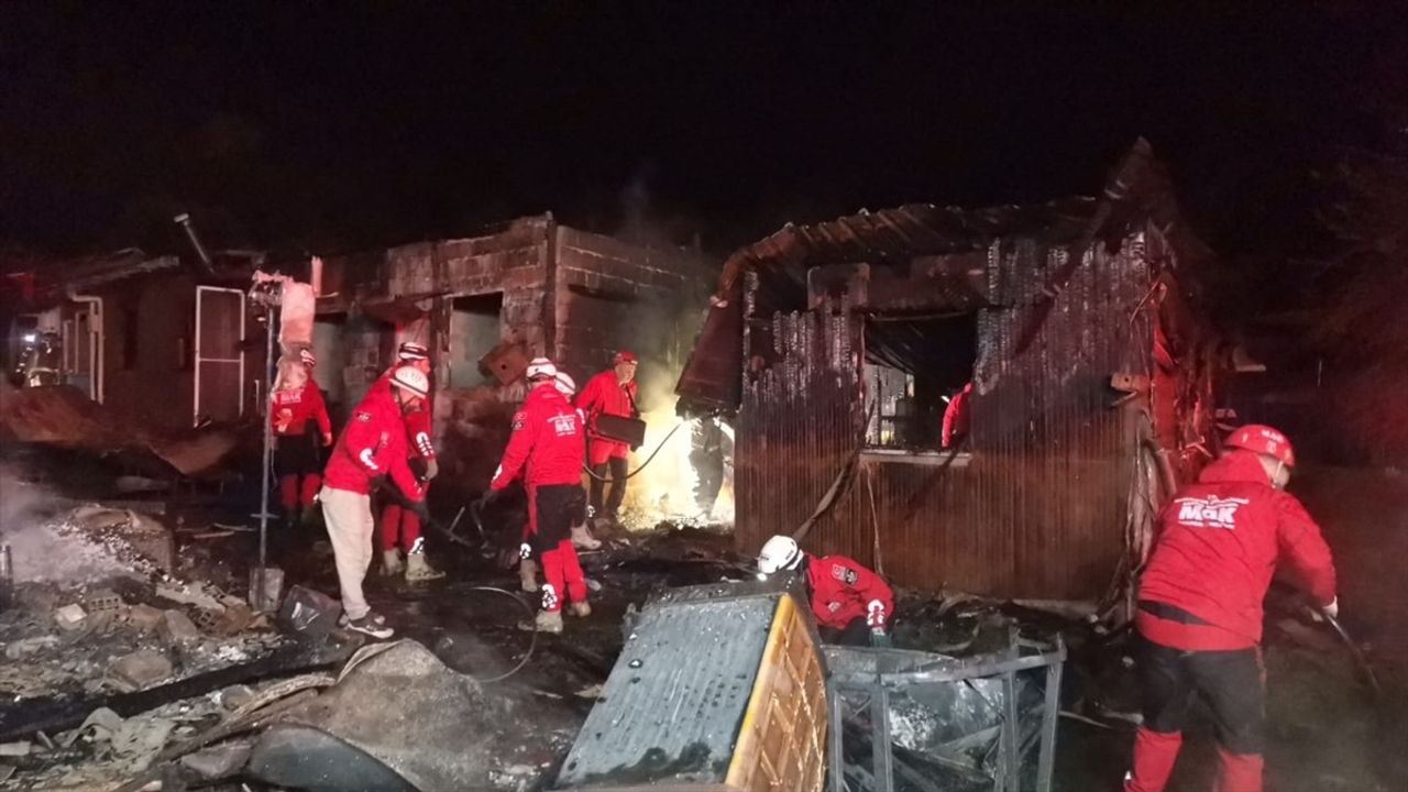 Bursa'nın Mudanya İlçesinde 18 Ahşap Barakanın Zarar Gördüğü Yangın Çıktı