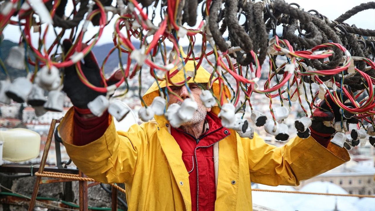 Bursa Ulu Cami'nin Mahyası 'La ilahe illallah, Muhammedün Resulullah' Olarak Değiştirildi