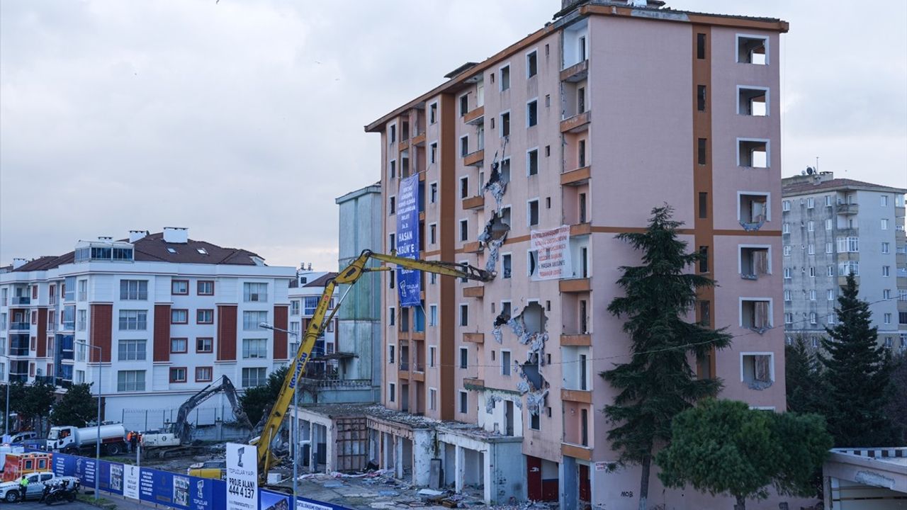 Büyükçekmece'de Kentsel Dönüşüm Kapsamında 10 Bina Yıkıldı