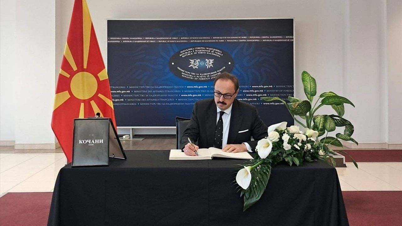 Büyükelçi Ulusoy, Üsküp'teki Gece Kulübü Yangınında Hayatını Kaybedenler İçin Taziye Defteri İmzaladı