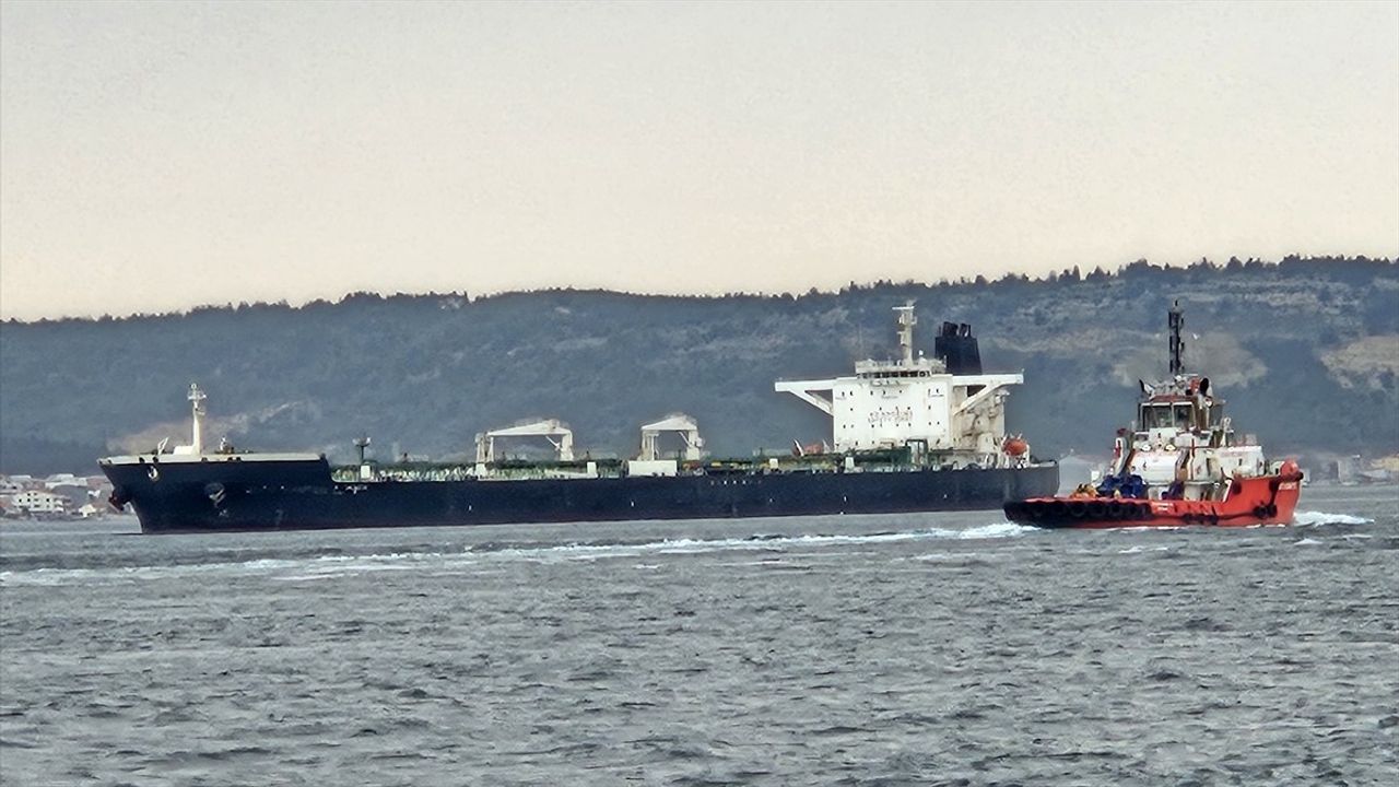 Çanakkale Boğazı'nda Arızalanan Tanker Güvenli Bölgeye Demirledi