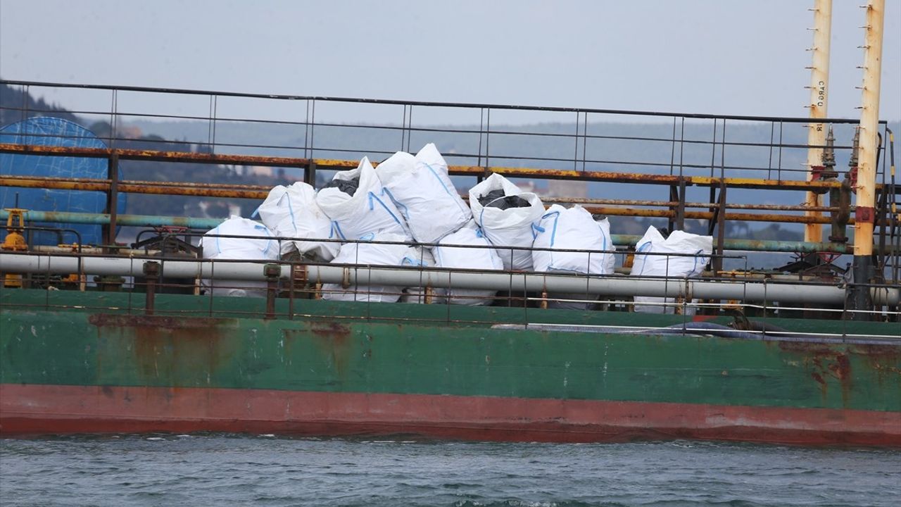 Çanakkale Boğazı'nda Karaya Oturan Tanker Başarıyla Kurtarıldı