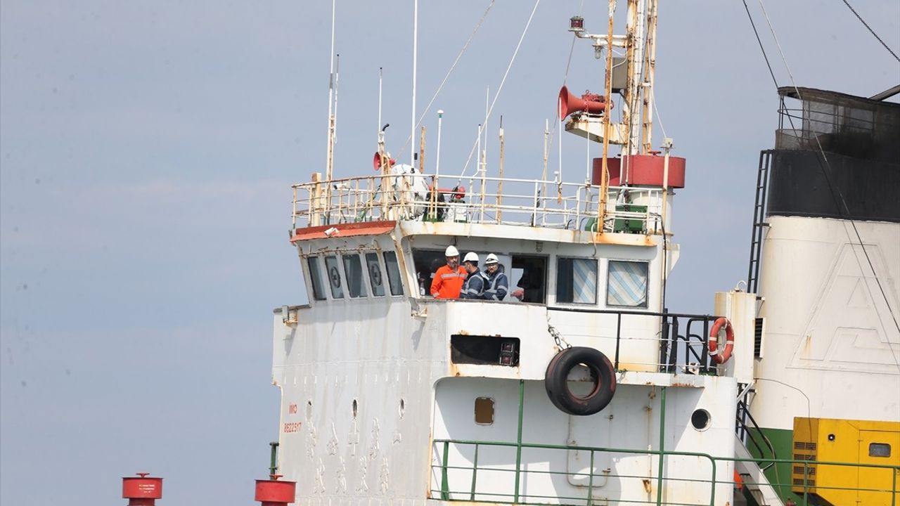 Çanakkale Boğazı'nda Türk Bayraklı Tanker Karaya Oturdu