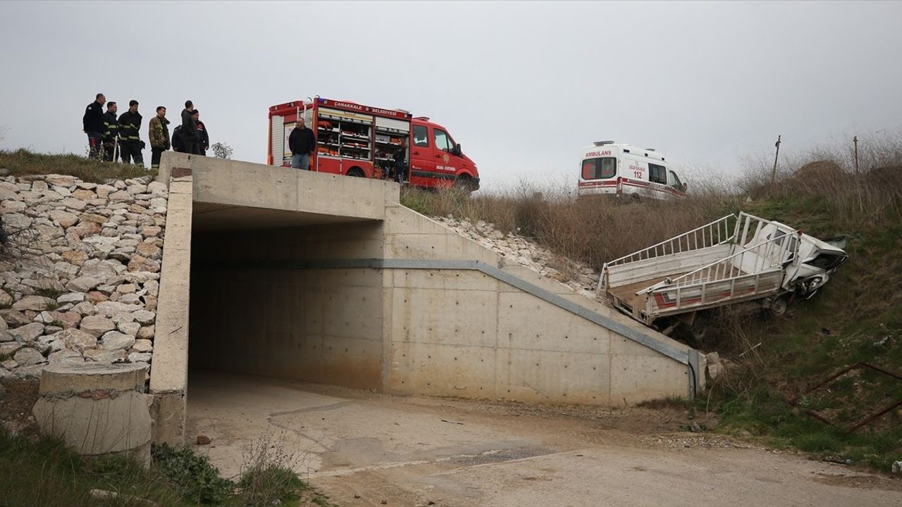 Çanakkale'de Kaldırıma Çarpan Kamyonetin Sürücüsü Hayatını Kaybetti
