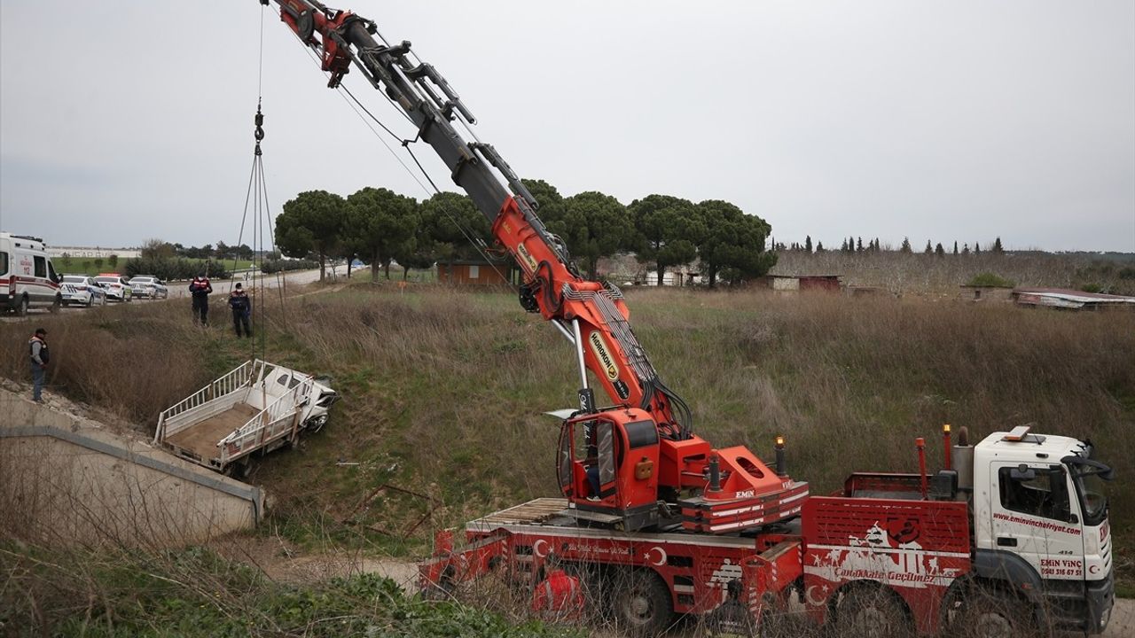 Çanakkale'de Kaldırıma Çarparak Alt Geçide Düşen Kamyonetin Sürücüsü Hayatını Kaybetti