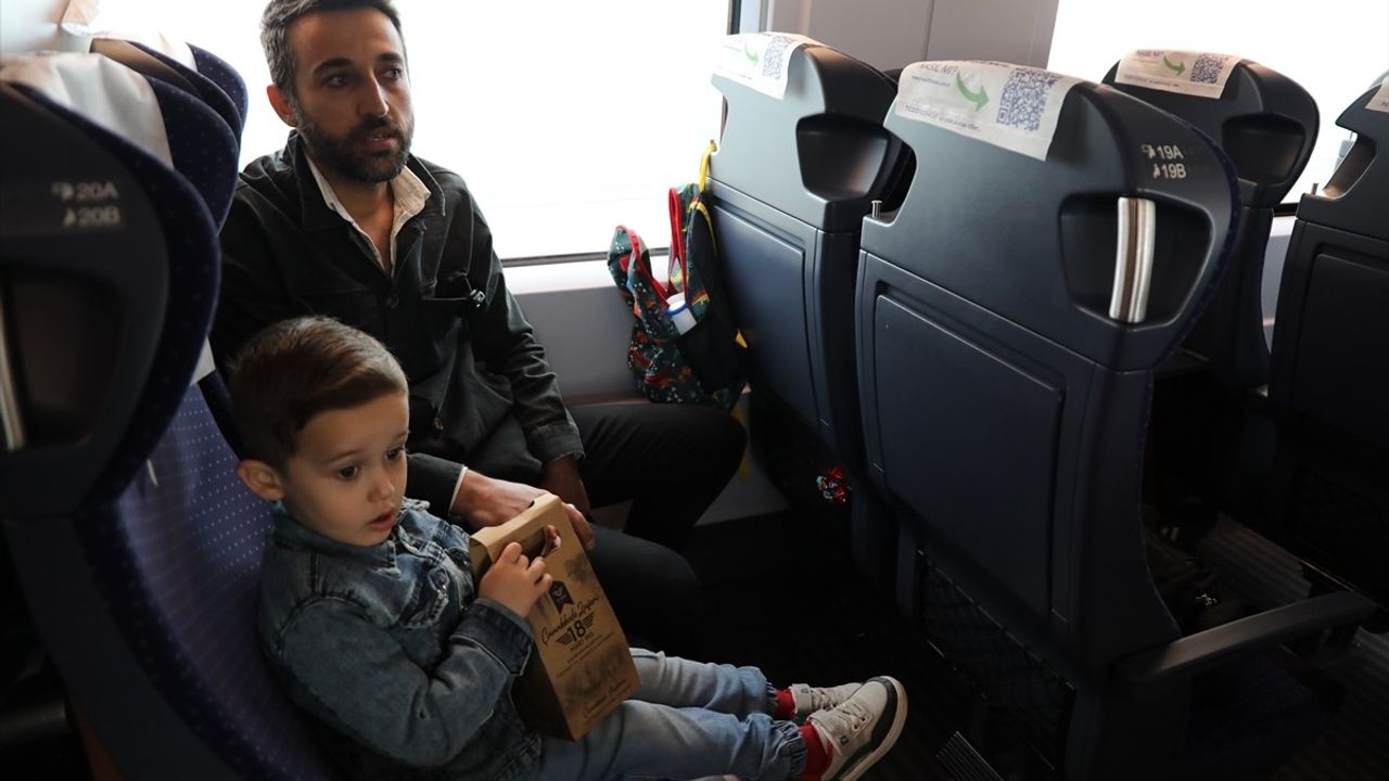 Çanakkale Deniz Zaferi'nin 110. Yıl Dönümünde Trenlerde Hoşaf ve Ekmek Dağıtıldı