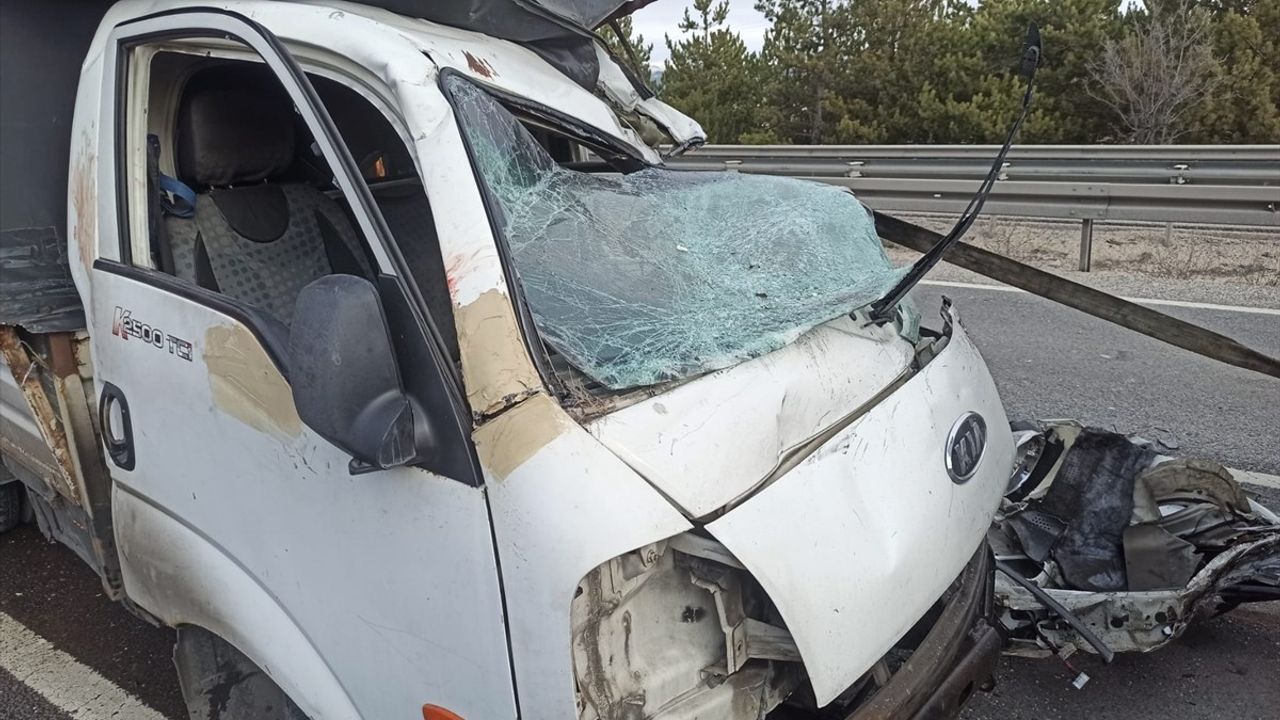 Çankırı'da Zincirleme Trafik Kazası: 1 Ölü, 1 Yaralı