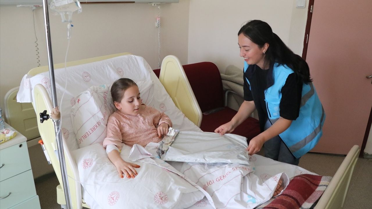 Çankırı Üniversite Öğrencilerinden Hastanedeki Çocuklara Bayram Müjdesi