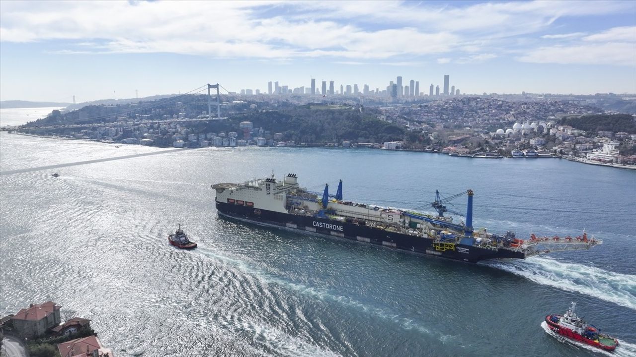 Castorone Gemisi İstanbul Boğazı'ndan Geçiş Yaptı
