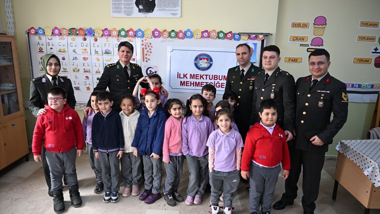 Çatalca'da İlkokul Öğrencilerinden Mehmetçiğe Duygusal Mektuplar
