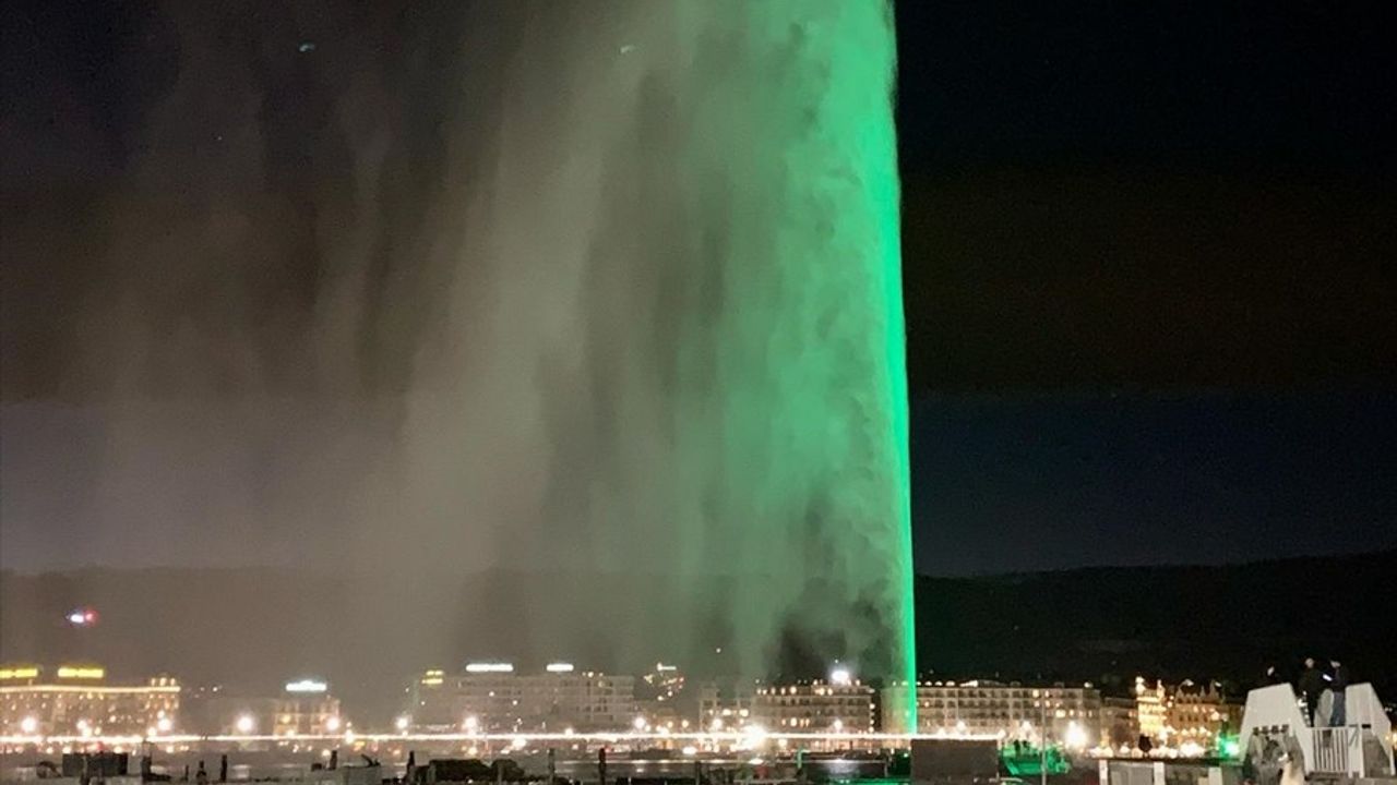 Cenevre'nin Simgesi Jet d'Eau, Uluslararası Sıfır Atık Günü'nde Yeşil Işıkla Aydınlatıldı